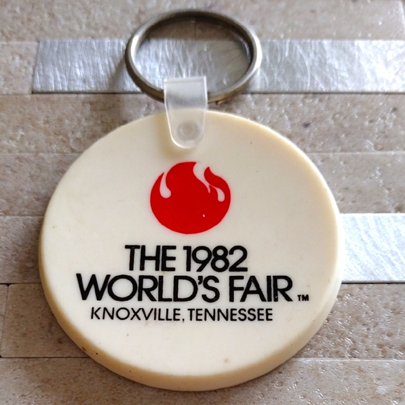 The 1982 World's Fair Knoxville TN Keychain Key Ring Souvenir Vintage - Picture 1 of 2